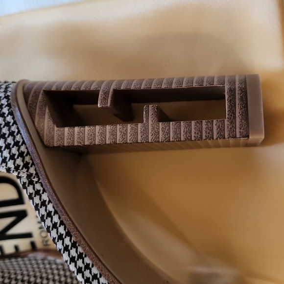 Size 9US heels - Picture 7 of 7